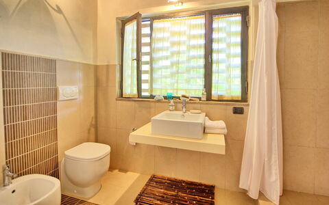 Villa Diletta: Bagno, Camera, Proprietà, Interior Design, Idraulico Fixture, Costruzione, Piastrella, Pavimento, Architettura, Illuminazione Diurna
