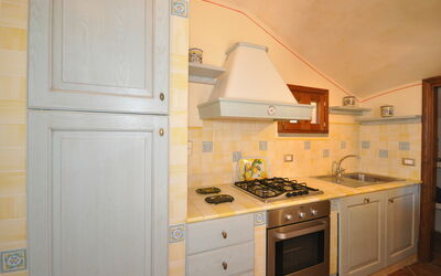Talamone 1: Proprietà, Camera, Cucina, Cabinetry, Controsoffitto, Mobilia, Casa, Costruzione, Interior Design, Pavimento