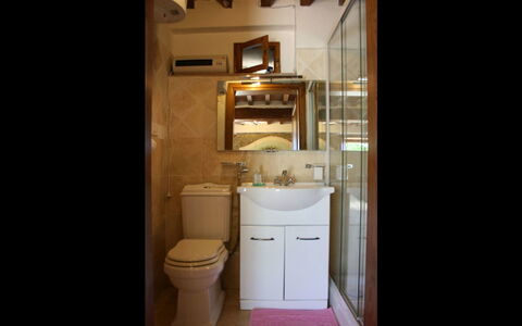 La Casina del Bosco: Bagno, Camera, Proprietà, Mobiletto Del Bagno, Idraulico Fixture, Casa, Architettura, Lavello, Gabinetto, Interior Design