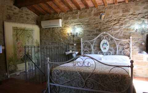 La Casina del Bosco: Camera Da Letto, Camera, Proprietà, Telaio Del Letto, Letto, Costruzione, Mobilia, Interior Design, Casa, Lenzuolo