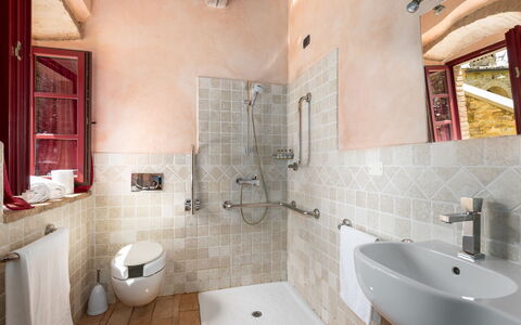 Villa Ferdinando: Idraulico Fixture, Parete, Bagno, Pavimentazione, Pavimento, Lavello, Rubinetto, Lavandino Del Bagno, Idraulico, Interior Design