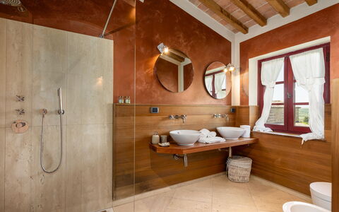 Villa Ferdinando: Pavimentazione, Parete, Interior Design, Idraulico Fixture, Pavimento, Legna, Bagno, Lampada, Casa, Soffitto