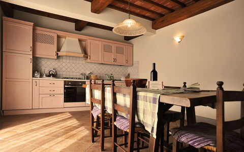 Casa Fabrizio: Mobilia, Cabinetry, Tavolo, Sedia, Controsoffitto, Legna, Interior Design, Pavimento, Cucina, Color Legno