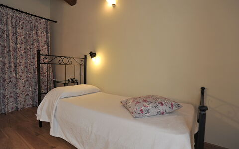 Casa Fabrizio: Mobilia, Proprietà, Comfort, Legna, Interior Design, Telaio Del Letto, Pavimento, Letto, Parete, Pavimentazione
