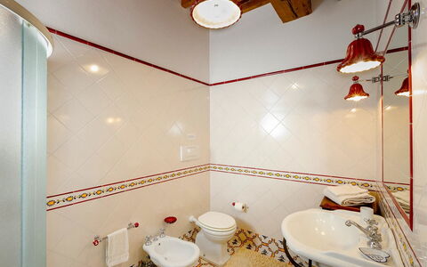 Villa Scianellone: Idraulico Fixture, Lavandino Del Bagno, Bagno, Lavello, Gabinetto, Interior Design, Illuminazione, Rubinetto, Toilet Seat, Specchio