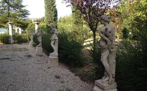 Villa Quattro Mori: Pianta, Foglia, Albero, Cielo, Tempio, Scultura, Statua, Tronco, Arte, Erba