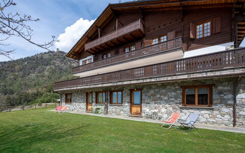 Sarre 350: Mobili Da Esterno, Arbusto, Casa, Tavolo Esterno, Mobilia, Casa, Giardino, Prato, Backyard, Estate