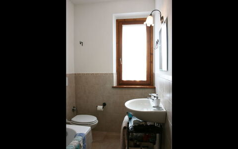 Casa Clementina: Bagno, Camera, Proprietà, Lavandino Del Bagno, Interior Design, Parete, Mobiletto Del Bagno, Costruzione, Casa, Casa
