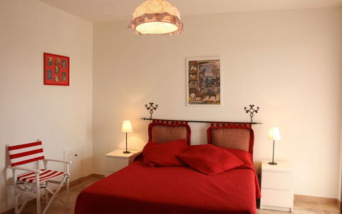 Casa Clementina: Camera Da Letto, Camera, Mobilia, Letto, Proprietà, Rosso, Interior Design, Lenzuolo, Telaio Del Letto, Bedding