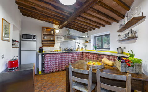 Bigiolo a Melazzano: Cornice, Proprietà, Tavolo, Cabinetry, Controsoffitto, Cucina, Legna, Interior Design, Soggiorno, Architettura