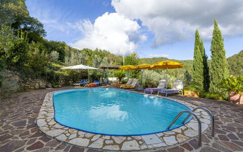 Bigiolo a Melazzano: Acqua, Nube, Pianta, Cielo, Piscina, Azzurro, Albero, Corpo D'Acqua, Tempo Libero, Mobili Da Esterno