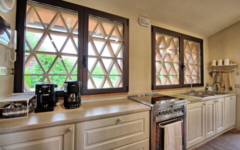 Casa Ovile: Controsoffitto, Cabinetry, Proprietà, Finestra, Elettrodomestico Da Cucina, Costruzione, Cucina, Legna, Cucina Stufa, Cassetto