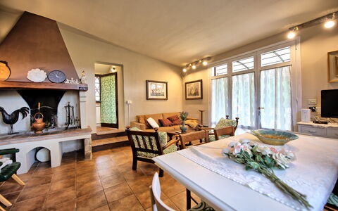 Casa Ovile: Tavolo, Mobilia, Divano, Cornice, Finestra, Legna, Interior Design, Illuminazione, Soggiorno, Pianta Della Casa