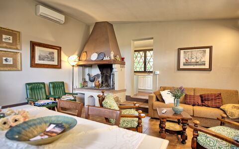 Casa Ovile: Tavolo, Cornice, Mobilia, Divano, Proprietà, Interior Design, Legna, Sedia, Comfort, Soggiorno