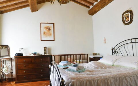 Casetta i Ciliegi: Camera Da Letto, Letto, Camera, Mobilia, Proprietà, Lenzuolo, Telaio Del Letto, Bedding, Soffitto, Interior Design