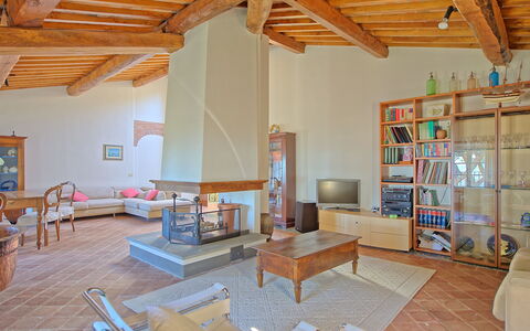 Villa Camaiore: Camera, Proprietà, Soggiorno, Costruzione, Interior Design, Casa, Mobilia, Pavimento, Immobiliare, Loft