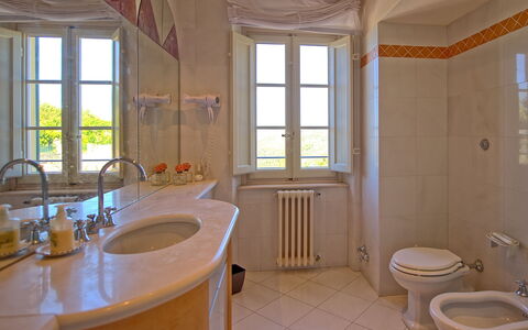 Villa Camaiore: Bagno, Camera, Proprietà, Interior Design, Costruzione, Pavimento, Casa, Piastrella, Architettura, Immobiliare