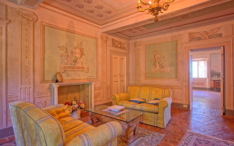 Villa Camaiore: Camera, Proprietà, Mobilia, Interior Design, Costruzione, Soffitto, Parete, Casa, Soggiorno, Camera Da Letto