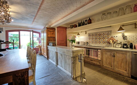 Villa Nova: Mobilia, Proprietà, Cabinetry, Tavolo, Costruzione, Controsoffitto, Cucina, Interior Design, Legna, Illuminazione