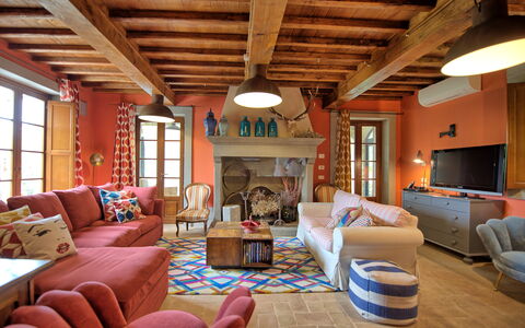 Villa Nova: Mobilia, Divano, Finestra, Cornice, Legna, Tavolo, Interior Design, Soggiorno, Divano Letto, Pavimento