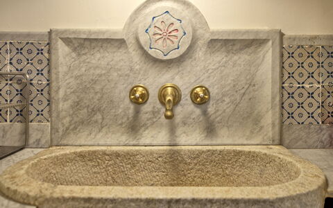 Villa Nova: Interior Design, Rettangolo, Font, Acqua, Simmetria, Fontana, Metallo, Giochi D'Acqua, Pavimentazione