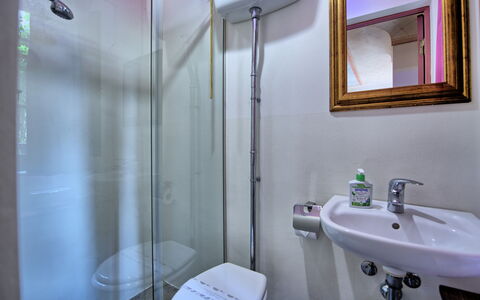 Villa Nova: Specchio, Idraulico Fixture, Proprietà, Lavello, Rubinetto, Viola, Bagno, Lavandino Del Bagno, Doccia Porta, Soffione Doccia