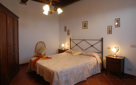 La Valle: Camera Da Letto, Letto, Camera, Mobilia, Lenzuolo, Proprietà, Telaio Del Letto, Bedding, Interior Design, Pavimento
