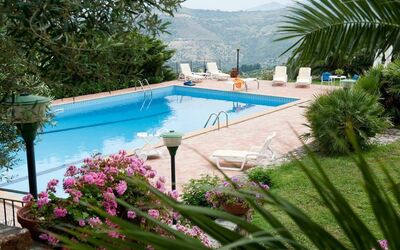 Ivoni: Proprietà, Piscina, Ricorrere, Vacanza, Immobiliare, Casa, Costruzione, Villa, Tempo Libero, Erba