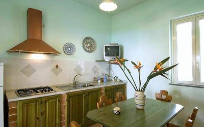 Casa Ulivi 1: Camera, Proprietà, Mobilia, Casa, Costruzione, Interior Design, Cucina, Pavimento, Casa, Tavolo