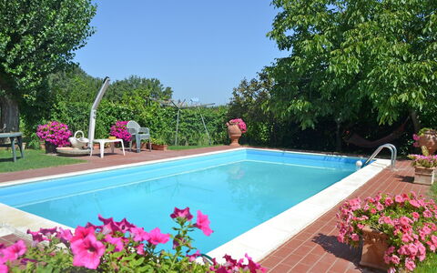 Casa Laura: Piscina, Proprietà, Backyard, Immobiliare, Casa, Cortile, Tempo Libero, Costruzione, Casa, Landscaping