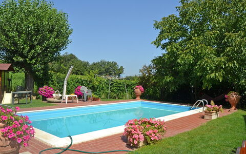 Casa Laura: Piscina, Proprietà, Backyard, Immobiliare, Cortile, Casa, Erba, Casa, Tempo Libero, Zona Residenziale