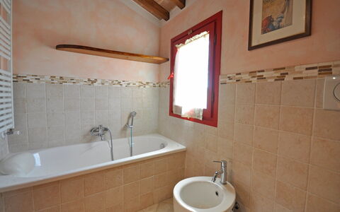 Casa Laura: Bagno, Proprietà, Camera, Piastrella, Rubinetto, Parete, Lavandino Del Bagno, Idraulico Fixture, Interior Design, Lavello