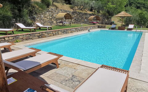 Villa Noceta: Acqua, Piscina, Proprietà, Pianta, Costruzione, Azzurro, Mobili Da Esterno, Shade, Tempo Libero, Sedia