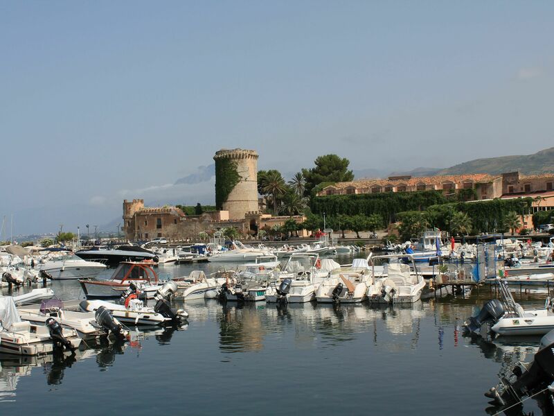 Porticciolo turistico di San Nicola L'Arena, con vista sul castello. Distante 50 metri dalla Casa Vacanze SoleMAre