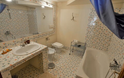 Barchessa Palladio: Bagno, Idraulico Fixture, Lavandino Del Bagno, Pavimentazione, Interior Design, Pavimento, Rubinetto, Lavello, Idraulico, Camera