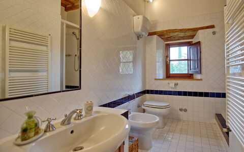 Villa Montalcino: Bagno, Camera, Proprietà, Interior Design, Costruzione, Lavello, Immobiliare, Casa, Pavimento, Casa