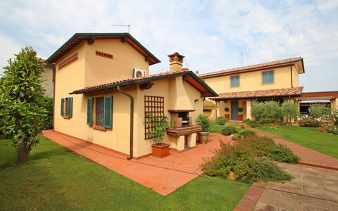 Casa Daniela: Zona Residenziale, Tetto, Casa, Casa, Arbusto, Giardino, Estate, Villetta, Hacienda, Landscaping