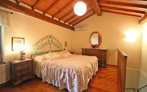 Casa Daniela: Mobilia, Letto, Interior Design, Camera Da Letto, Bedding, Lenzuolo, Legna, Soffitto, Pavimento, Pavimentazione