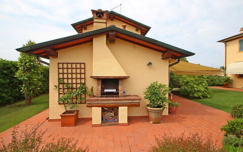 Casa Daniela: Tetto, Giardino, Casa, Backyard, Shade, Landscaping, Cortile, Prato, Struttura Esterna, Estate