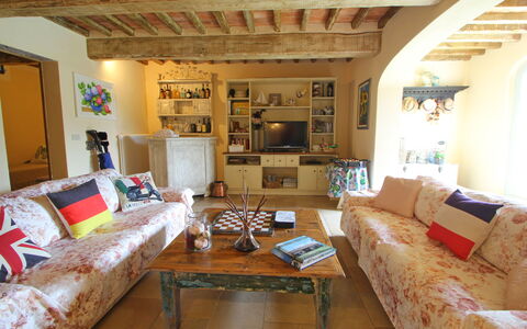 Casa Roberto: Mobilia, Interior Design, Divano, Pavimentazione, Parete, Legna, Pavimento, Camera, Soggiorno, Soffitto