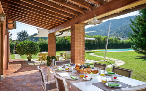 Le Vigne 6: Tavolo, Pianta, Mobilia, Tavola, Proprietà, Vaso Di Fiori, Sedia, Shade, Interior Design, Mobili Da Esterno