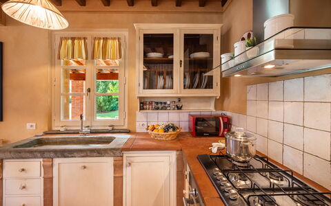 Le Vigne 6: Controsoffitto, Cabinetry, Proprietà, Lavandino Della Cucina, Lavello, Cucina, Cucina Stufa, Rubinetto, Stufa A Gas, Legna