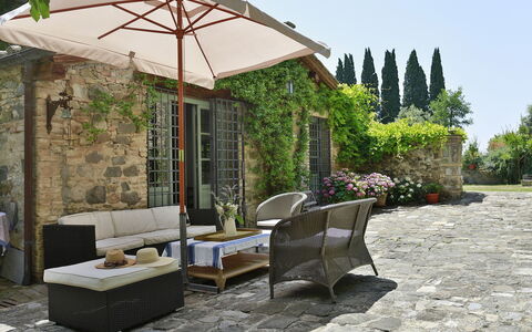 Villa Lorian: Proprietà, Mobilia, Terrazza, Ombrello, Costruzione, Backyard, Cortile, Camera, Casa, Cortile