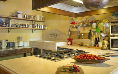 Villa Lorian: Controsoffitto, Camera, Cucina, Proprietà, Interior Design, Costruzione, Mobilia, Cucina, Cibo, Cabinetry