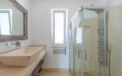 Villa Butterfly: Specchio, Idraulico Fixture, Proprietà, Costruzione, Doccia Porta, Rubinetto, Soffione Doccia, Lavello, Bagno