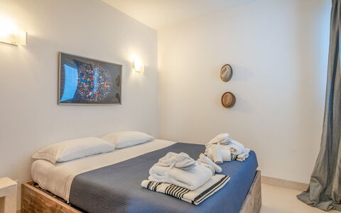 Villa Butterfly: Comfort, Costruzione, Azzurro, Legna, Tessile, Pavimento, Pavimentazione, Cornice, Letto, Telaio Del Letto