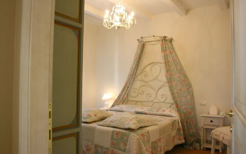 Casina Paradiso: Letto, Camera Da Letto, Camera, Mobilia, Letto A Baldacchino, Proprietà, Lampada, Interior Design, Telaio Del Letto, Illuminazione