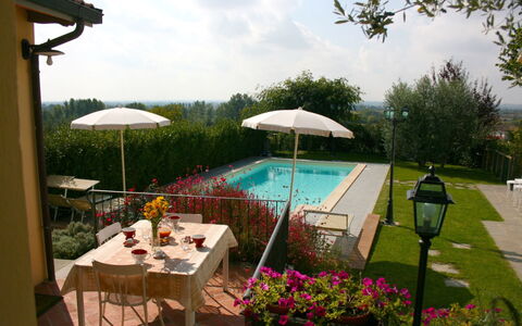 Casina Paradiso: Tavolo, Pianta, Nube, Mobilia, Cielo, Fiore, Ombrello, Sedia, Shade, Mobili Da Esterno