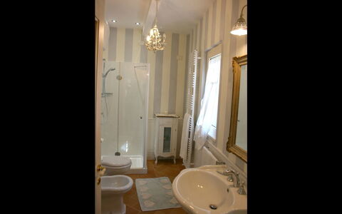 Casina Paradiso: Bagno, Camera, Proprietà, Interior Design, Idraulico Fixture, Lavandino Del Bagno, Costruzione, Casa, Pavimento, Piastrella