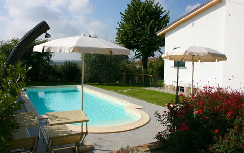 Casina Paradiso: Acqua, Pianta, Nube, Cielo, Piscina, Ombrello, Albero, Mobili Da Esterno, Costruzione, Sedia